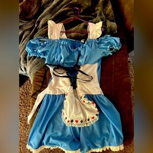 Go down a rabbit hole in this adorable Alice in wonderland dress ♥️